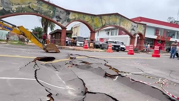 Trecho de avenida em Cruzeiro do Sul sofre afundamento após forte chuva e via é interditada