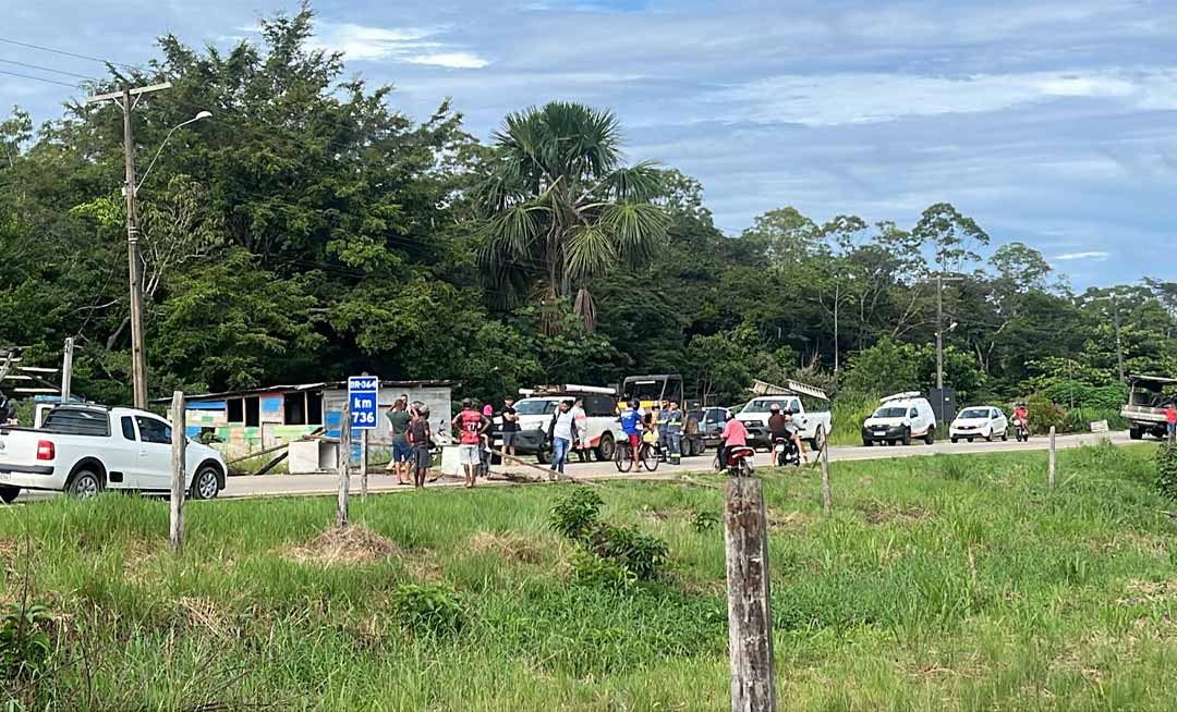 Cobrando médico em posto e ambulância 24 horas, moradores da Vila Lagoinha fecham BR-364, em Cruzeiro do Sul