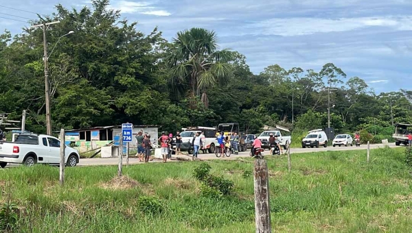 Cobrando médico em posto e ambulância 24 horas, moradores da Vila Lagoinha fecham BR-364, em Cruzeiro do Sul