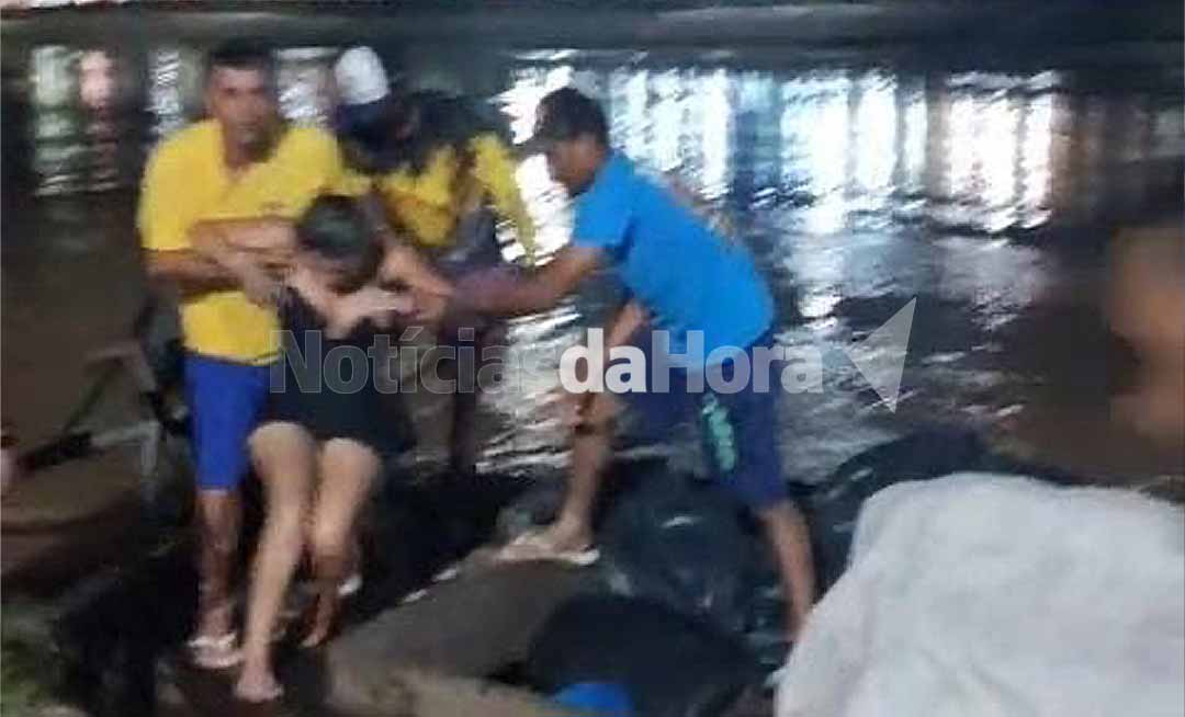 Mulher é resgatada por canoeiros após se afogar no Rio Acre, em Rio Branco