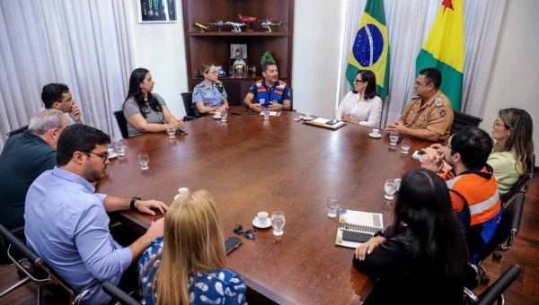 Diante das cheias dos rios, governo do Acre debate plano de ação de enfrentamento às enchentes no estado