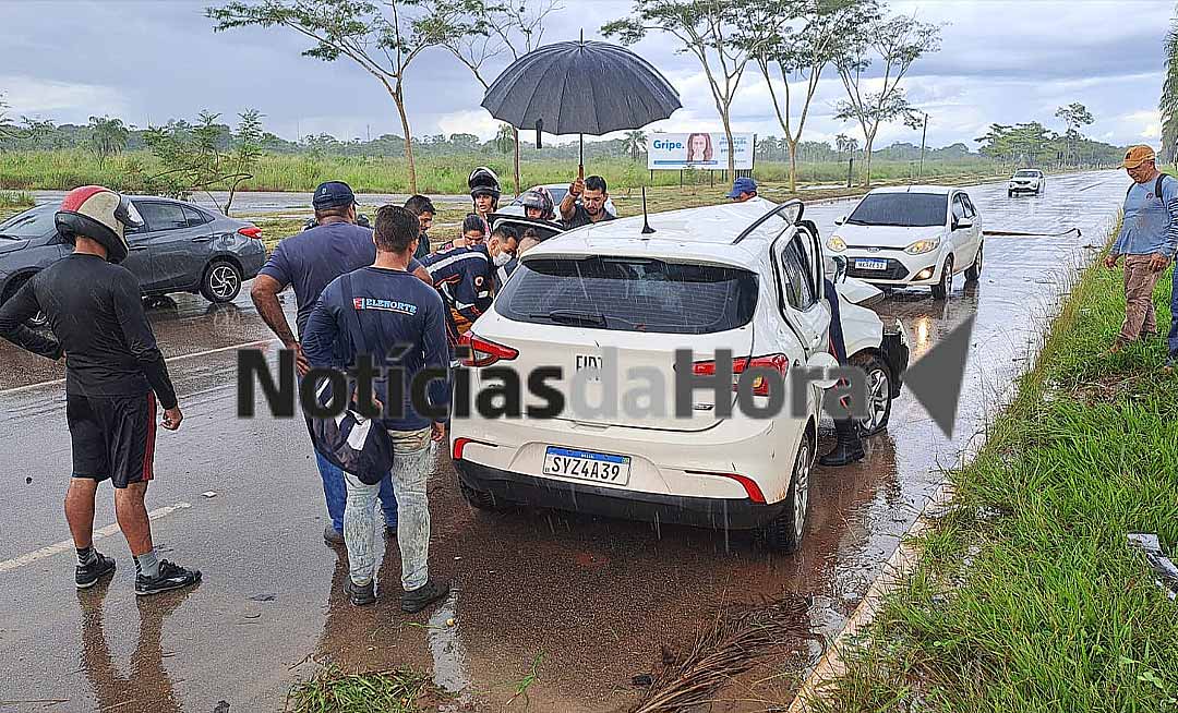 Joalheiro perde controle de veículo e colide contra palmeira na Avenida Amadeu Barbosa, 2° Distrito de Rio Branco