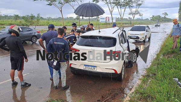 Joalheiro perde controle de veículo e colide contra palmeira na Avenida Amadeu Barbosa, 2° Distrito de Rio Branco