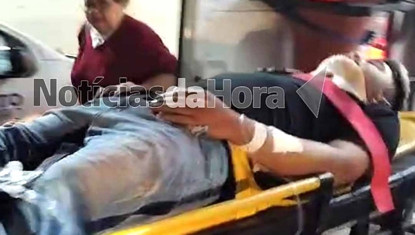 Motociclistas ficam feridos após colisão na rua Isaura Parente, em Rio Branco