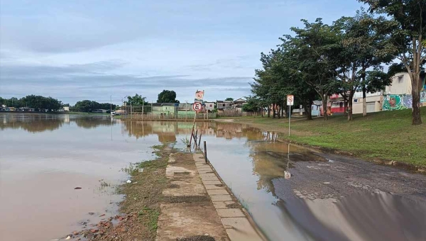 Após rio Acre ultrapassar cota de alerta na capital, prefeitura acelera construção de abrigos para receber possíveis desabrigados