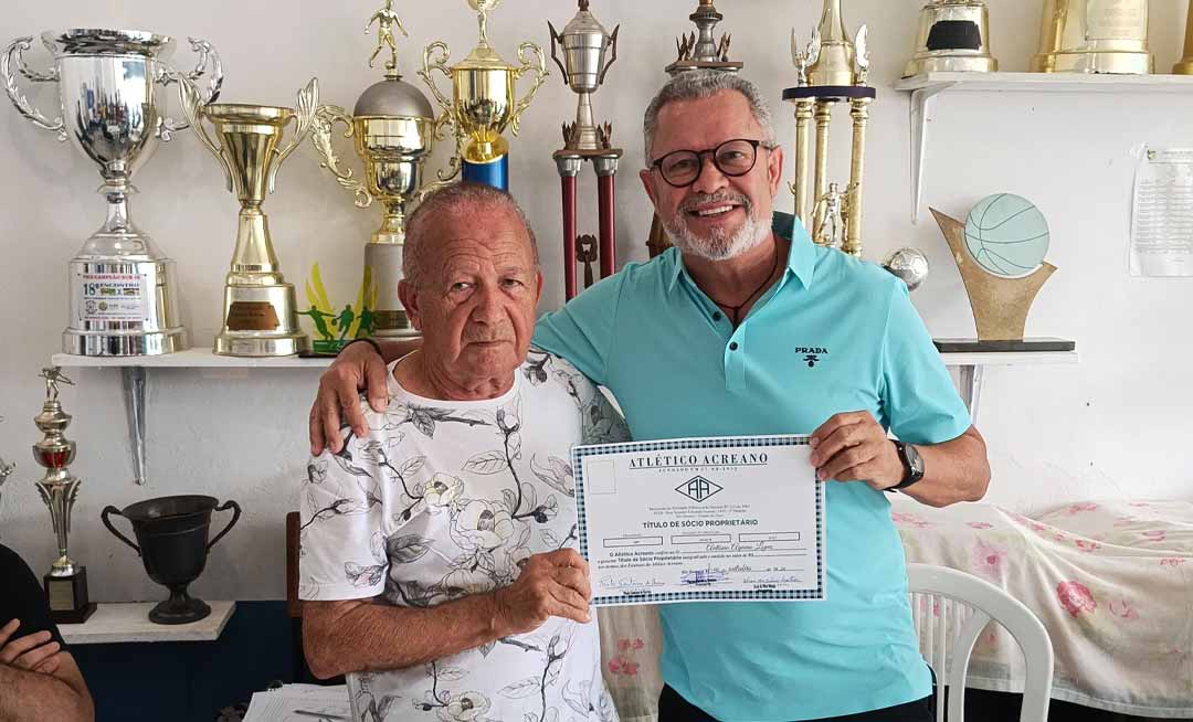 Afonso Fernandes recebe título de sócio proprietário do Atlético Acreano e anuncia investimento de R$ 200 mil para reestruturação do clube
