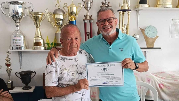 Afonso Fernandes recebe título de sócio proprietário do Atlético Acreano e anuncia investimento de R$ 200 mil para reestruturação do clube