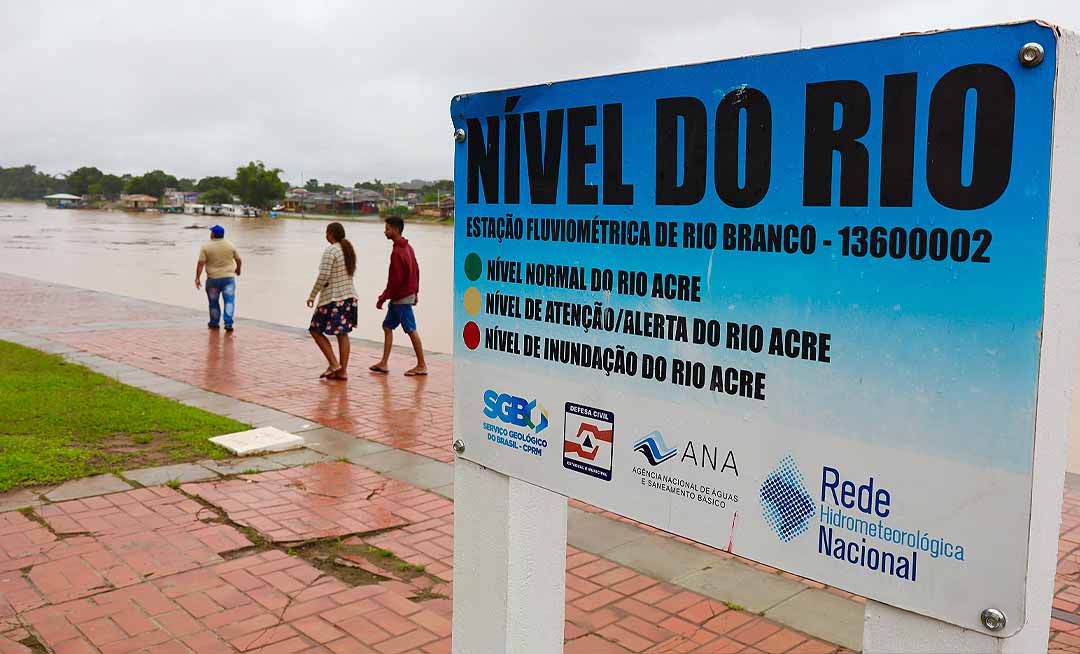 Rio Acre ultrapassa 14 metros e já atinge 10 bairros em Rio Branco; ações já foram intensificadas para remoção de famílias