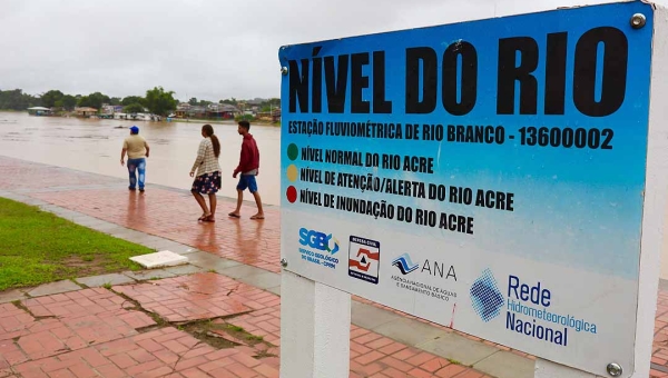 Rio Acre ultrapassa 14 metros e já atinge 10 bairros em Rio Branco; ações já foram intensificadas para remoção de famílias