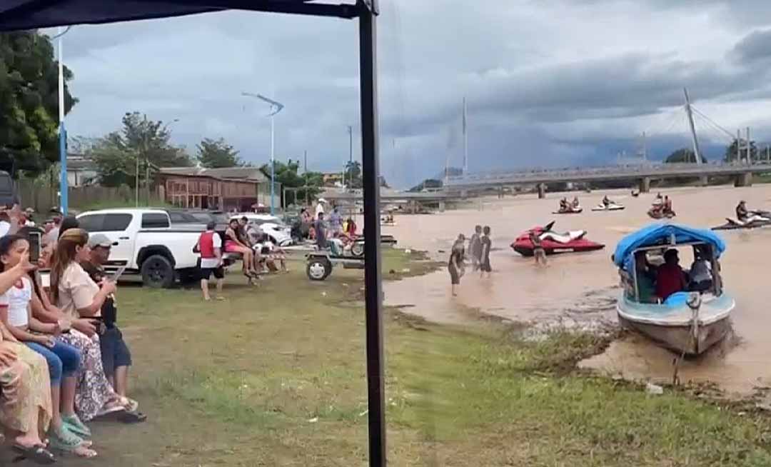 Famílias se reúnem para observar cheia do Rio Acre na Capital; alguns aproveitam para andar de jetski e se banhar nas águas barrentas