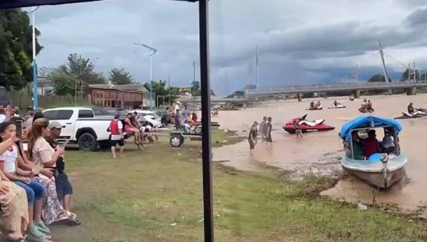 Famílias se reúnem para observar cheia do Rio Acre na Capital; alguns aproveitam para andar de jetski e se banhar nas águas barrentas