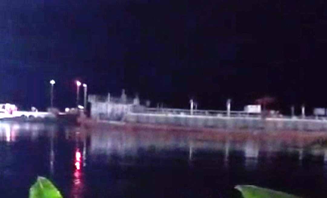 Balsa petroleira colide com porto e destrói estrutura metálica em Humaitá, no Amazonas