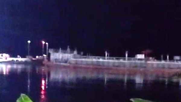 Balsa petroleira colide com porto e destrói estrutura metálica em Humaitá, no Amazonas