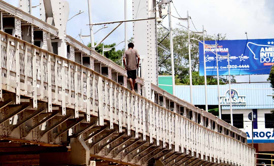 Homem em situação de rua arrisca a vida “brincando” de se equilibrar no corrimão da ponte Metálica, em Rio Branco