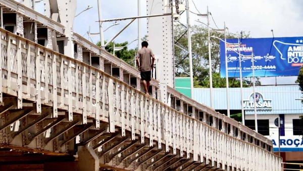 Homem em situação de rua arrisca a vida “brincando” de se equilibrar no corrimão da ponte Metálica, em Rio Branco