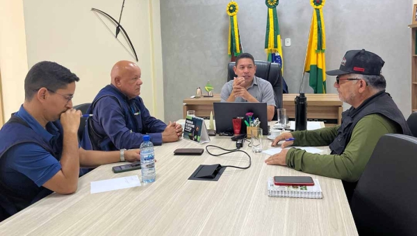 Prefeito Jerry Correia recebe equipe do Deracre para tratar de problemas estruturais em Assis Brasil