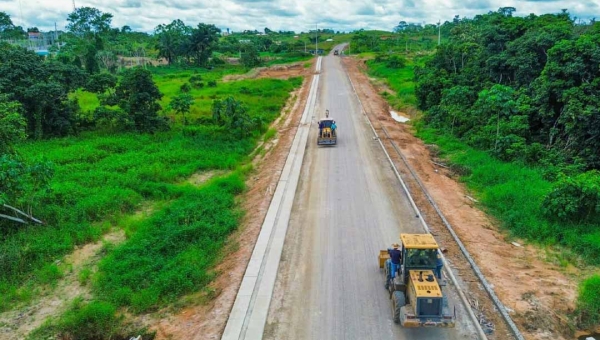 Governo do Acre vistoria obras em Tarauacá e firma parceria em Sena Madureira