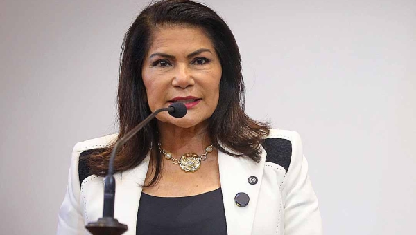 Antônia Sales critica Zequinha Lima e diz que prefeito precisa andar nos ramais de Cruzeiro do Sul