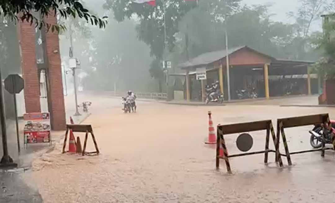 Temporal provoca alagamentos na fronteira entre Acre e Bolívia; forte chuva alagou ruas de Brasiléia