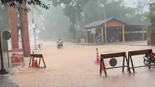 Temporal provoca alagamentos na fronteira entre Acre e Bolívia; forte chuva alagou ruas de Brasiléia