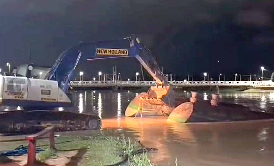 Balsa flutuante atingida por balseiros na ETA II é resgatada com ajuda de guincho no Bairro da Base 