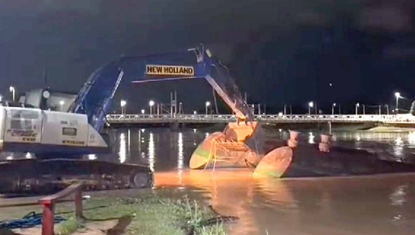 Balsa flutuante atingida por balseiros na ETA II é resgatada com ajuda de guincho no Bairro da Base 