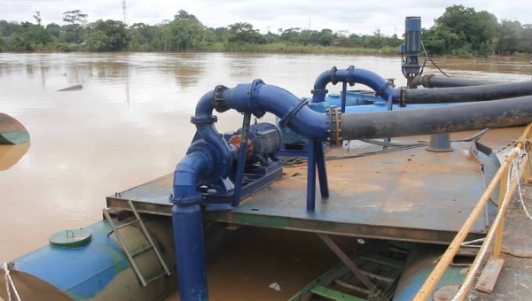 Bairros de Rio Branco ficam sem água após flutuantes das ETA’s serem atingidos por balseiros no rio Acre, informa Saerb