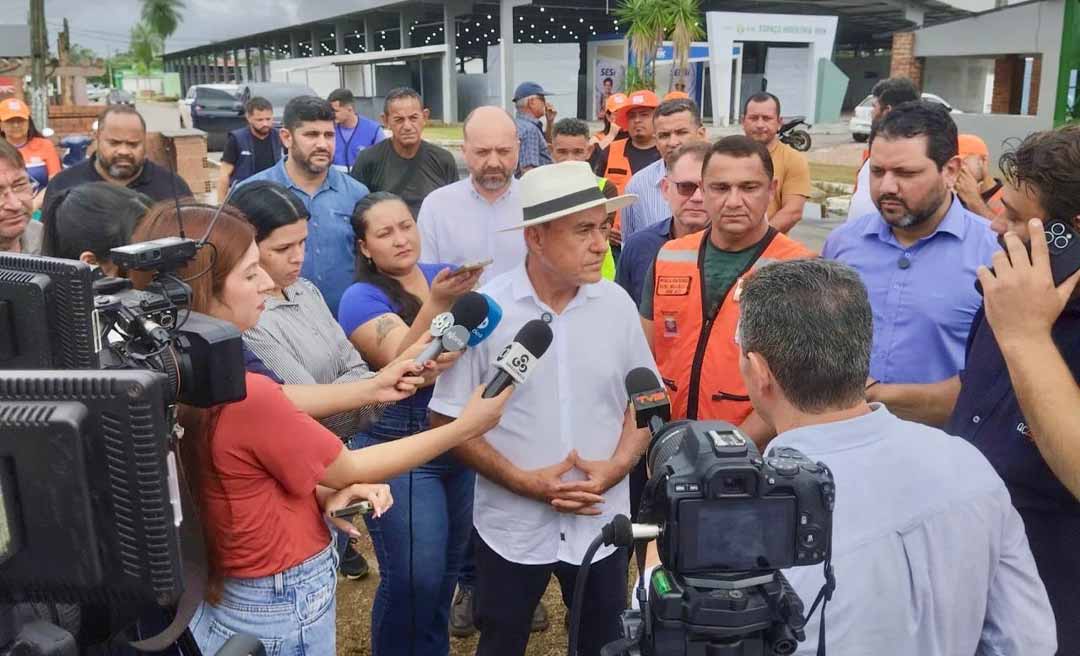 Bocalom visita abrigo no Parque de Exposições: “Os boxes estão prontos, tudo arrumado para receber as famílias atingidas pela cheia do Rio Acre”