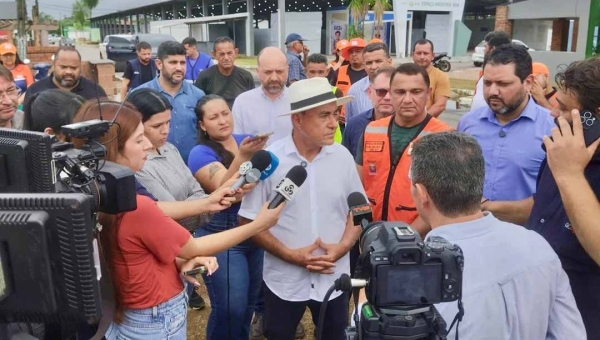 Bocalom visita abrigo no Parque de Exposições: “Os boxes estão prontos, tudo arrumado para receber as famílias atingidas pela cheia do Rio Acre”