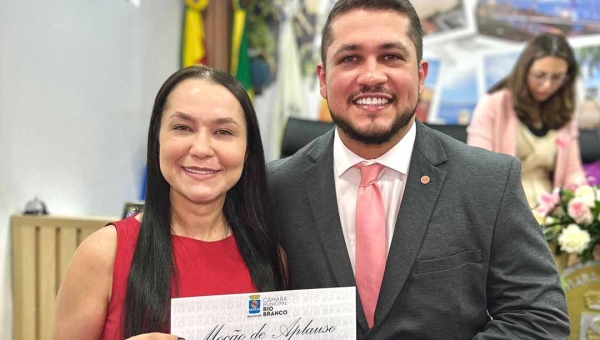 Taiane Santos recebe Moção de Aplausos pelos serviços prestados como mulher na gestão pública