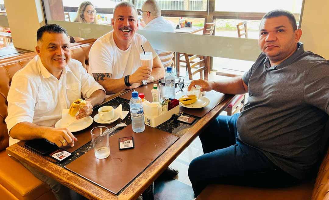 Sem convite para reunião com Alan no MDB, vereadores tomam café no Chalé do Trigo e defendem discussão ampla