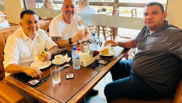 Sem convite para reunião com Alan no MDB, vereadores tomam café no Chalé do Trigo e defendem discussão ampla