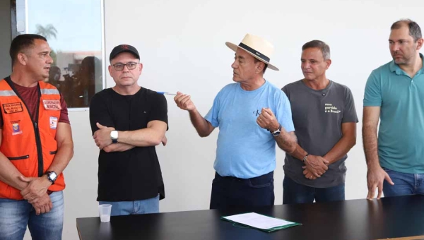 Enchente do Rio Acre adia início do ano letivo em seis escolas de Rio Branco: “Maioria das unidades escolares está pronta para receber os alunos”