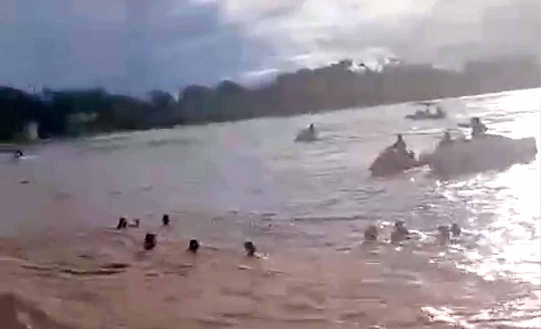 Falta de fiscalização no Rio Acre expõe adolescentes a risco durante enchente no Centro de Rio Branco