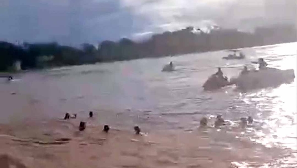 Falta de fiscalização no Rio Acre expõe adolescentes a risco durante enchente no Centro de Rio Branco