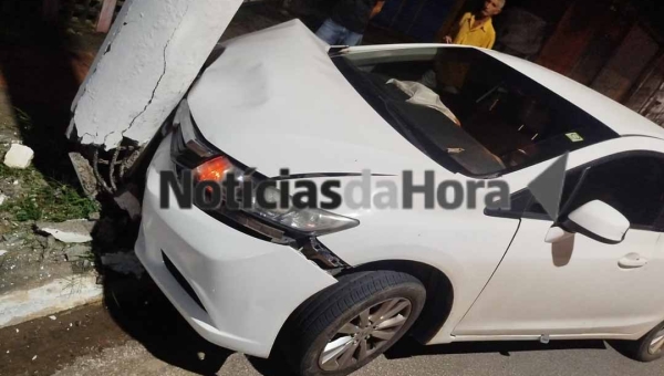 Motorista adormece ao volante e colide com poste de energia na Avenida Nações Unidas, em Rio Branco