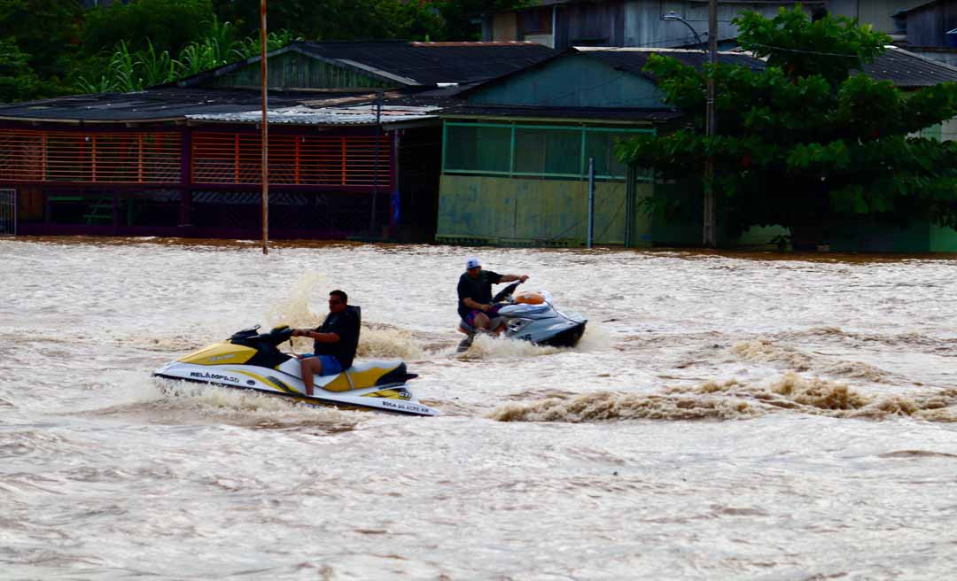 Pilotos de jet ski viram atração em Rio Branco durante cheia do Rio Acre; todos têm habilitação?