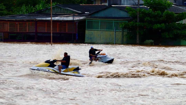 Pilotos de jet ski viram atração em Rio Branco durante cheia do Rio Acre; todos têm habilitação?