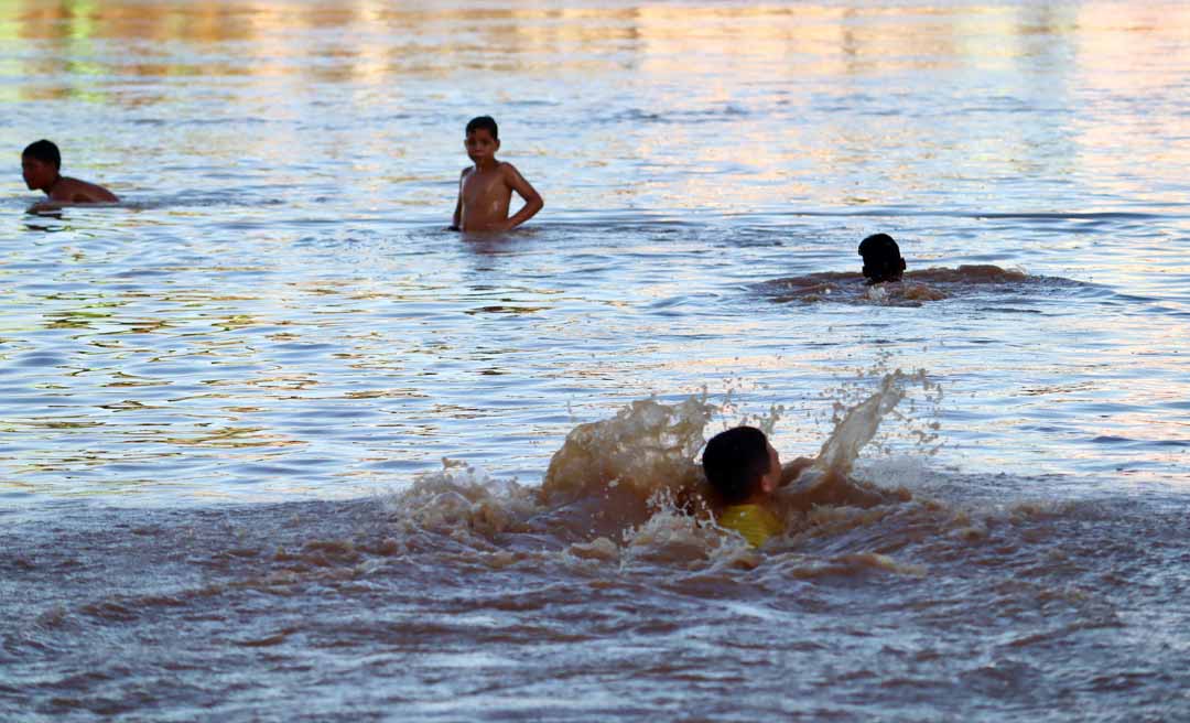 Corpo de Bombeiros alerta sobre risco de nadar no Rio Acre durante enchente; jovem desapareceu após mergulhar no manancial