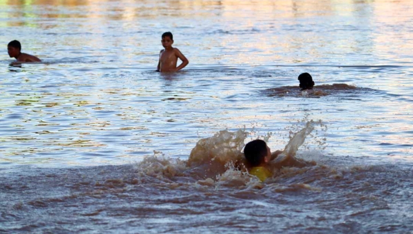 Corpo de Bombeiros alerta sobre risco de nadar no Rio Acre durante enchente; jovem desapareceu após mergulhar no manancial