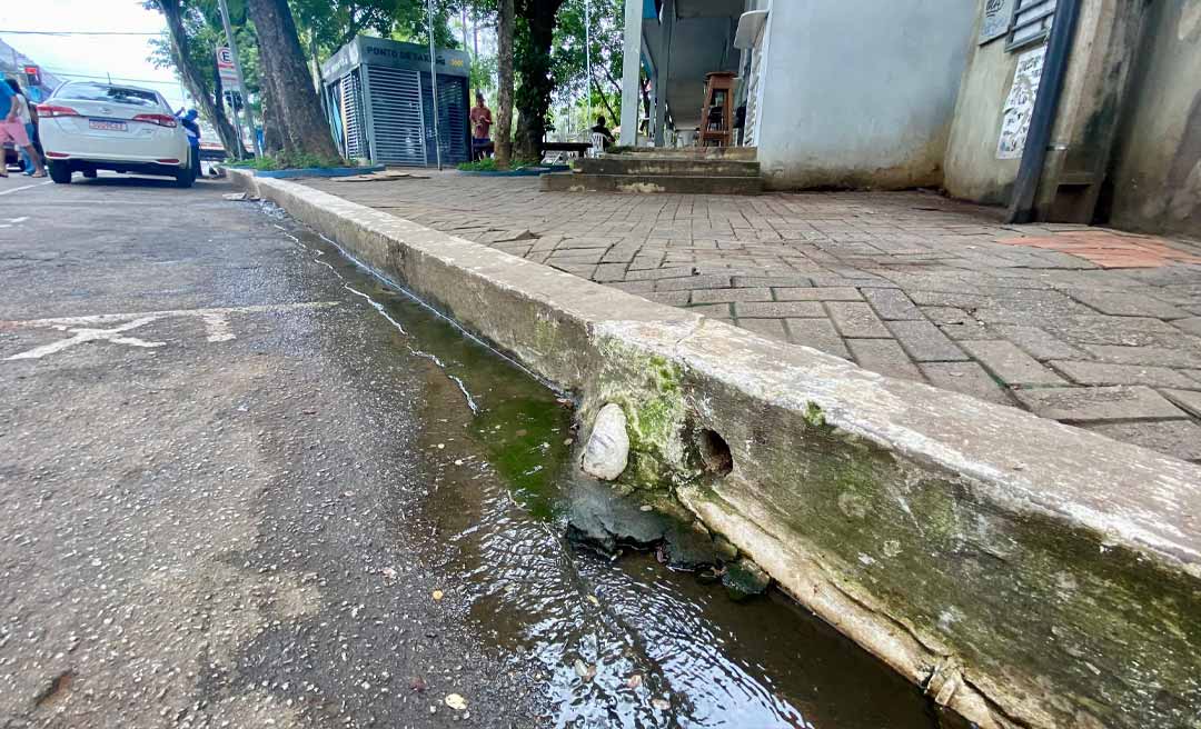 Taxistas e comerciantes reclamam do desperdício de água no Centro de Rio Branco; Saerb diz que vai solucionar o problema