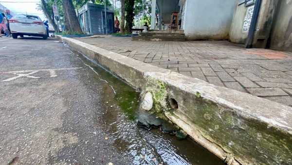 Taxistas e comerciantes reclamam do desperdício de água no Centro de Rio Branco; Saerb diz que vai solucionar o problema