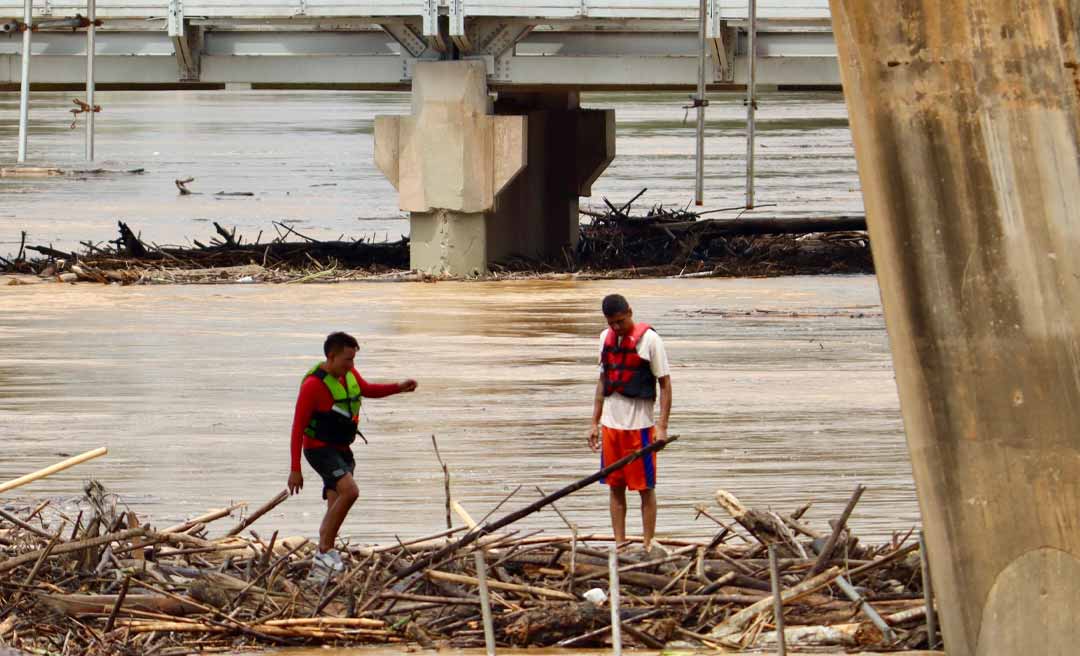 Balseiros se acumulam nas pontes após o Rio Acre ultrapassar a cota de transbordamento