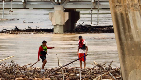 Balseiros se acumulam nas pontes após o Rio Acre ultrapassar a cota de transbordamento