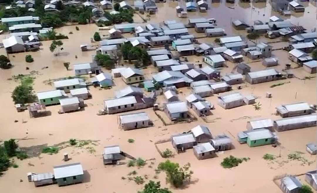 Mar d'água: Rio Tarauacá invade bairros e desabriga famílias
