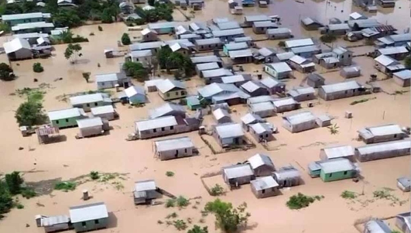 Mar d'água: Rio Tarauacá invade bairros e desabriga famílias