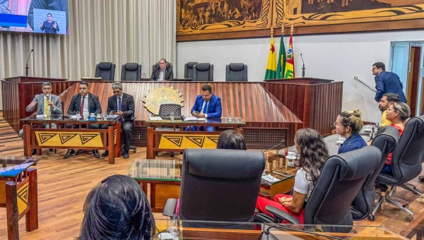 Fruticultores são recebidos por deputados e lamentam perda de produção por falta de compra governamental