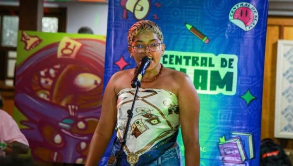 Coletivo Pira-Cena realiza 'perforvivência' negra e vozes LGBTQIAPN+ em noite de poesia no Studio Beer