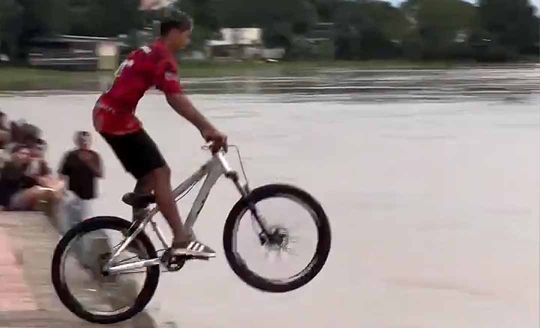 Manobra arriscada de bike no Rio Acre viraliza na internet e alerta autoridades sobre “brincadeira” perigosa