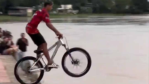 Manobra arriscada de bike no Rio Acre viraliza na internet e alerta autoridades sobre “brincadeira” perigosa